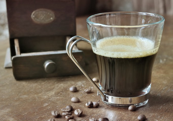 Leinwandbilder Kaffee Bar Kaffeetasse mit Mühle auf Holztisch  © coco