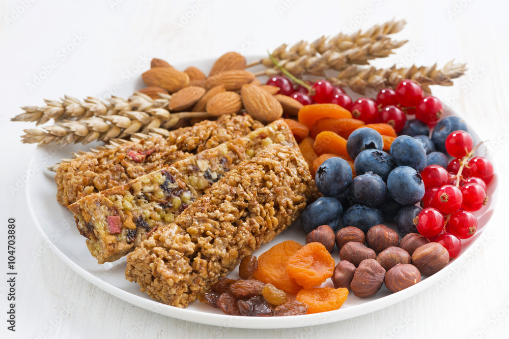 Fototapeta premium cereal muesli bars, fresh and dried fruit on a plate