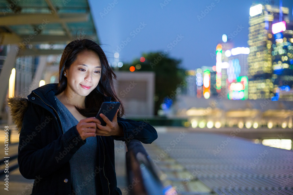 Obraz premium Woman use of mobile phone at night