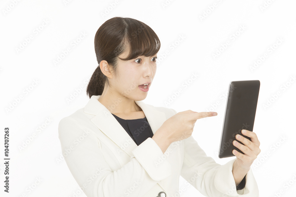ビジネスウーマン タブレット 見て 驚く 指差す 白バック ビジネスウーマン タブレット 見て 驚く 指差す 白バック