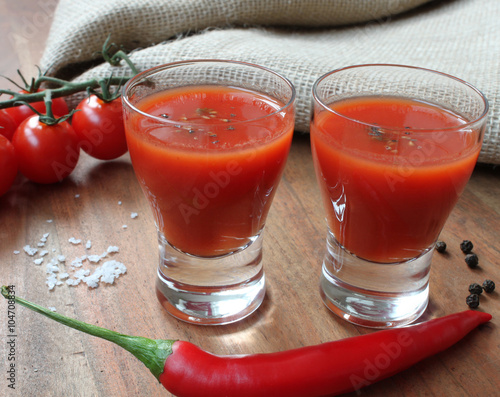 Mexikaner - scharfer Tomate-Chili-Schnaps photo