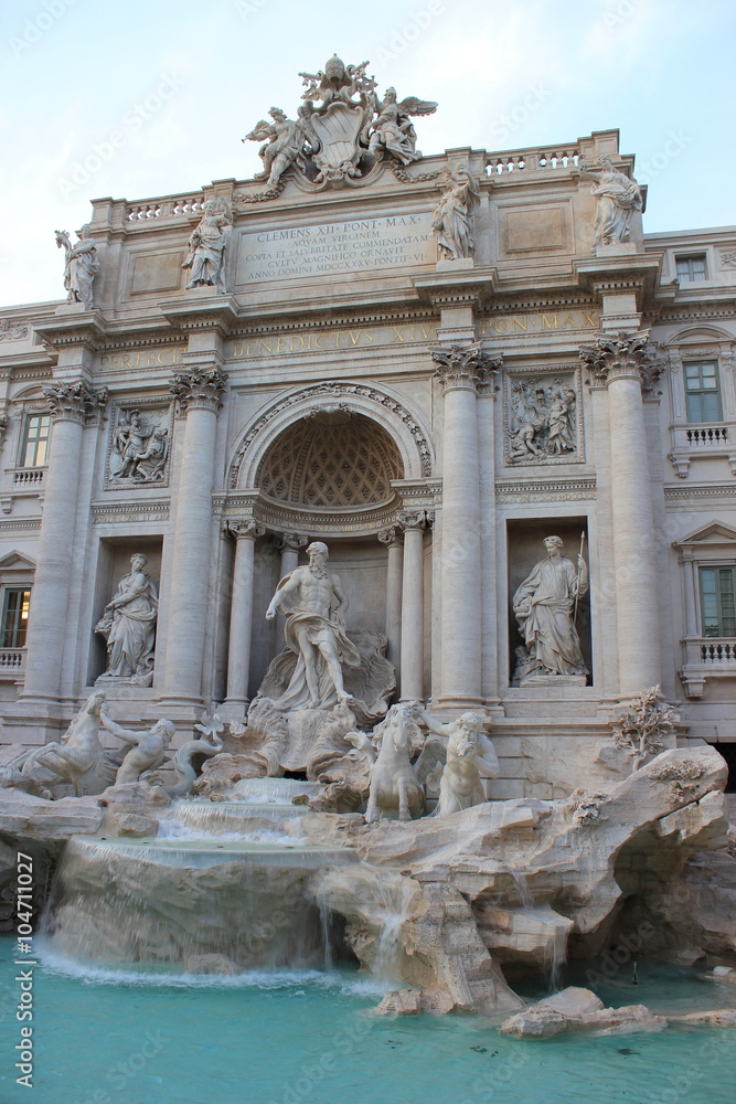 Rom: Blick auf den berühmten Trevi-Brunnen