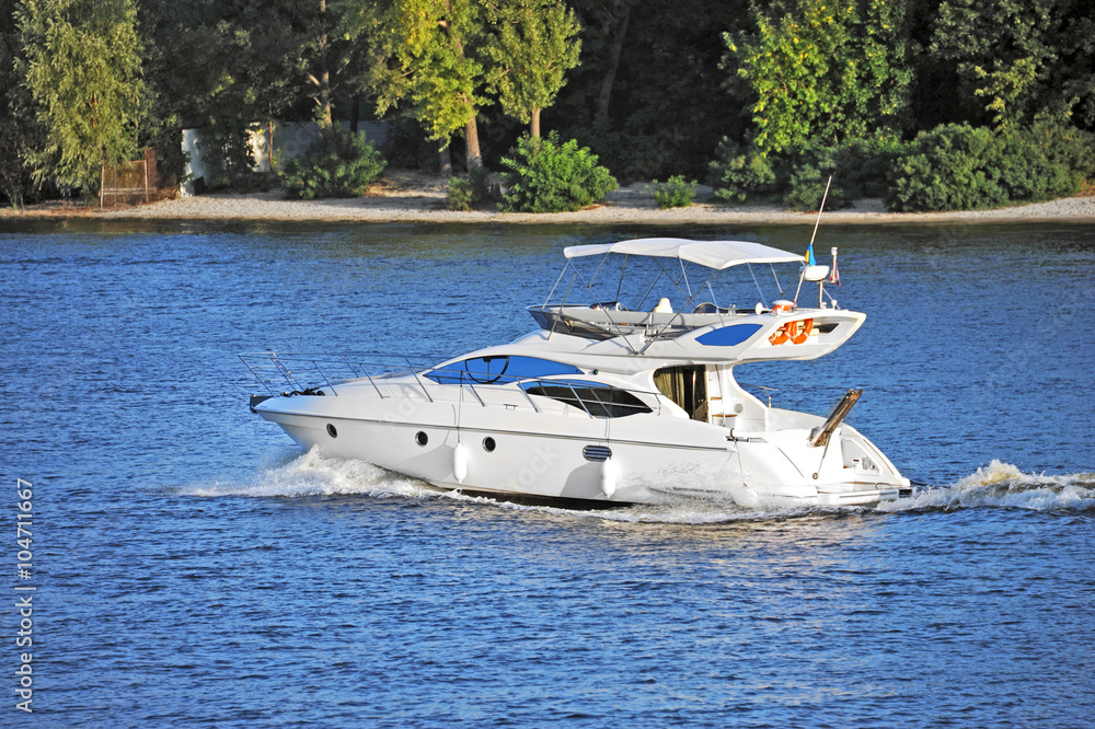 Obraz premium Motorboat on the river