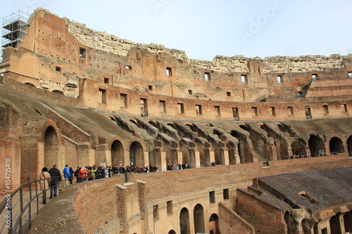 Touristen im ber  hmten Kolosseum in Rom