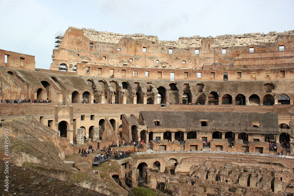Der Innenraum der berühmte Gladiatorenarena Kolosseum in Rom