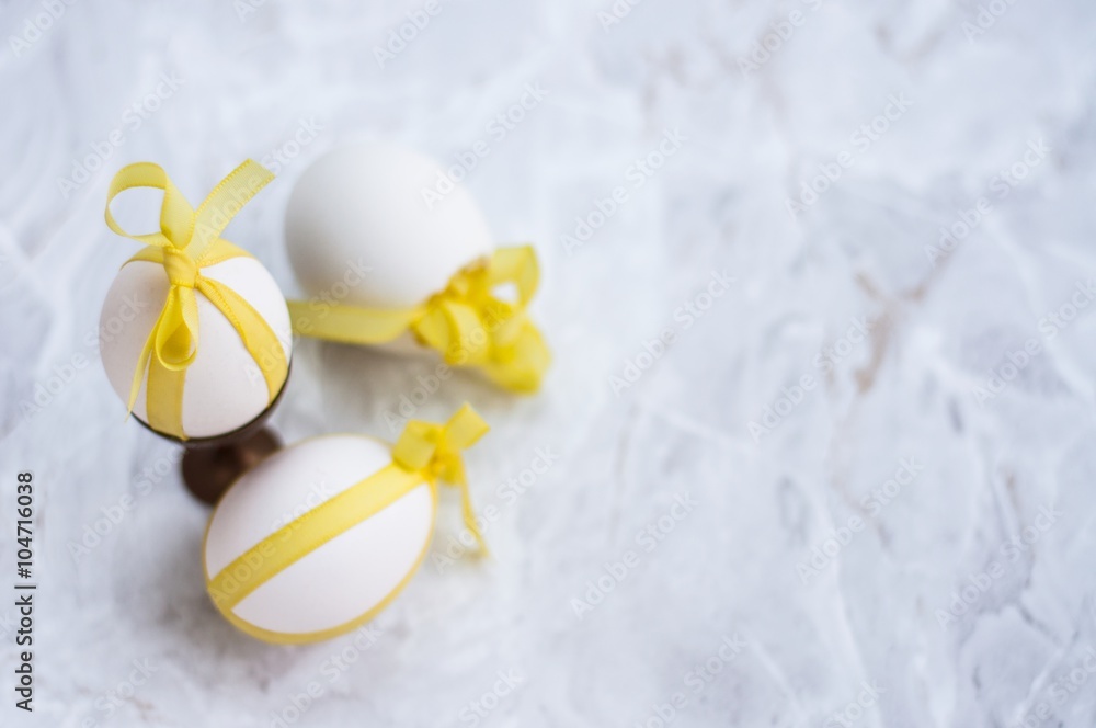 uova bianche e nastri gialli