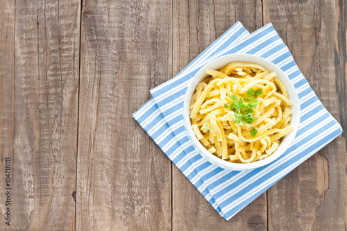 Schwäbische Spätzle in einer Schüssel, Draufsicht