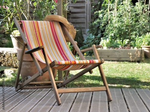 chilienne en terrasse dans jardin 