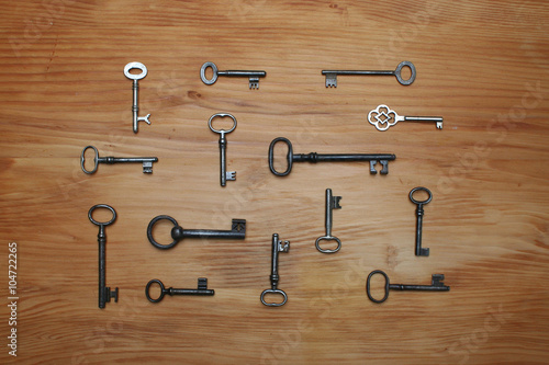 Viele antike Schlüssel symmetrisch angeordnet © SINNBILD Design