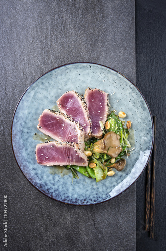 Thunfisch Tataki mit Gemüse