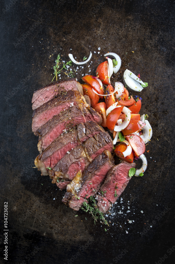 RibEye Steak gegrillt mit Tomaten und Zwiebel foto de Stock Adobe Stock