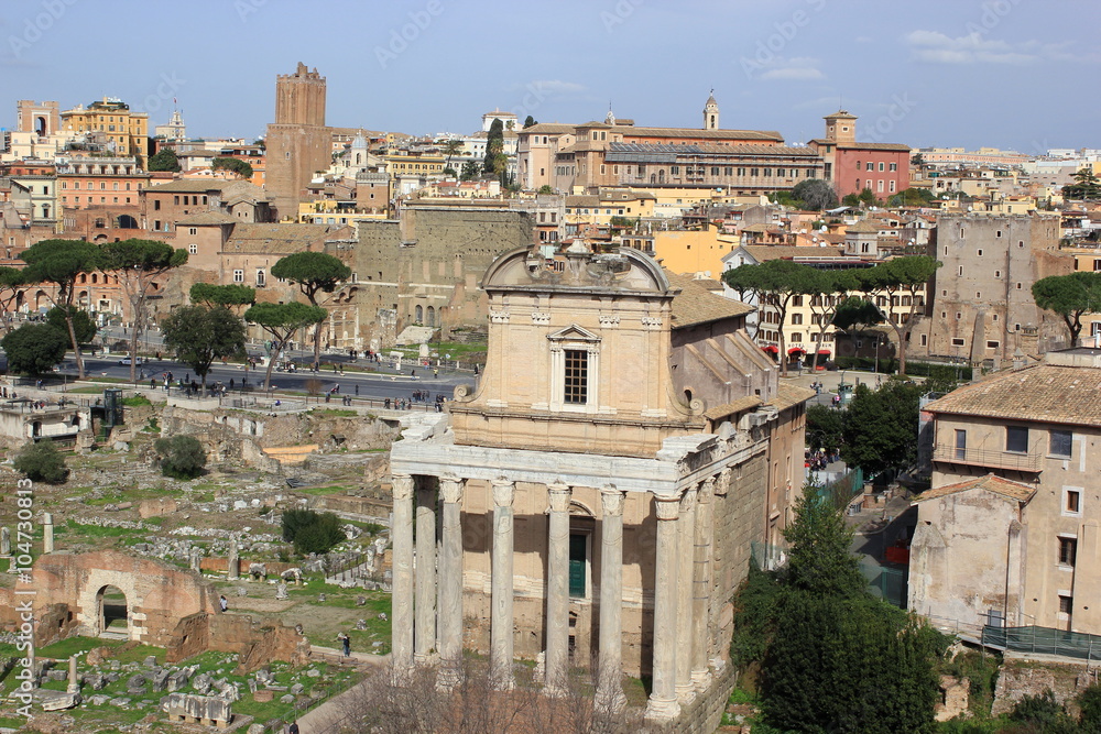 Forum Romanum: Blick auf den Tempel des Antonius und der Faustina