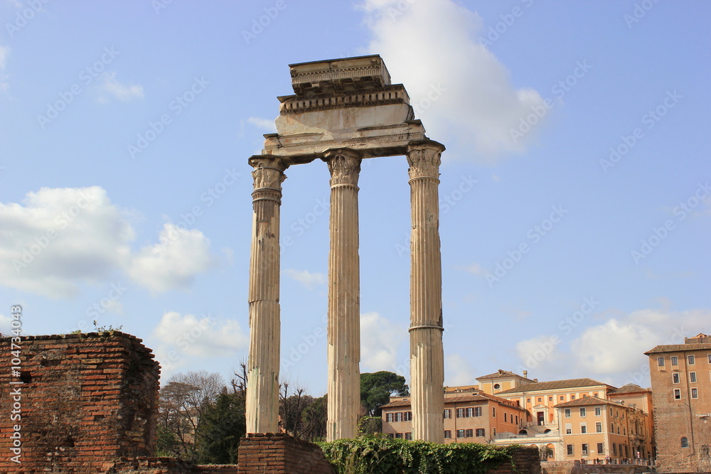 Die Säulen des Castor und Pollux-Tempels im weltberühmten Forum Romanum (Rom)