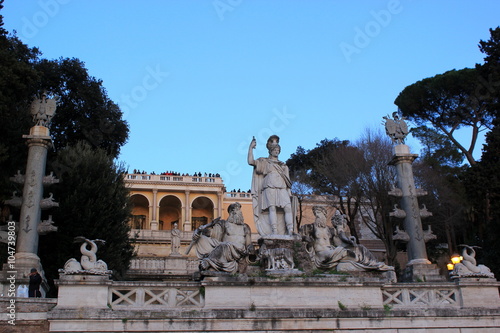 Rom: Blick von der Piazza del Popolo auf den Hügel Pincio mit der Treppe (Italien)