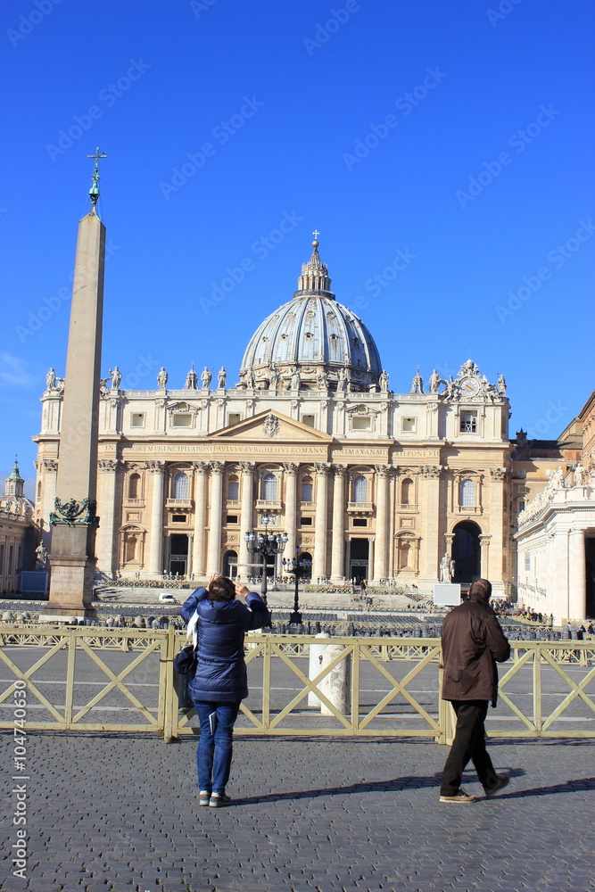 Touristen am Petersplatz vor dem Petersdom im Vatikan