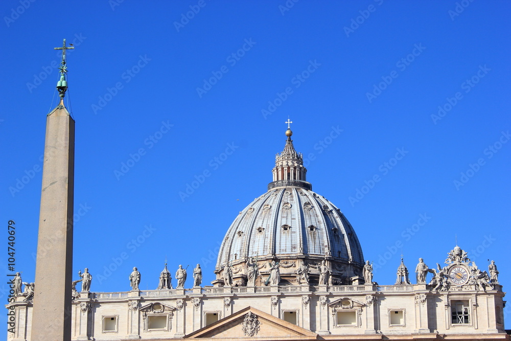 Obelisk und Kuppel des Petersdoms im Vatikan (Rom)