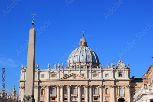 Blick auf den berühmten Petersdom und den Obelisken am Petersplatz (Vatikan)