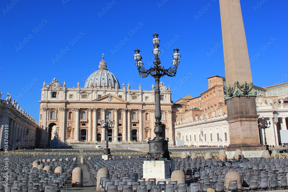 Blick über den Petersplatz im Vatikan mit Petersdom und Obelisk (Rom)