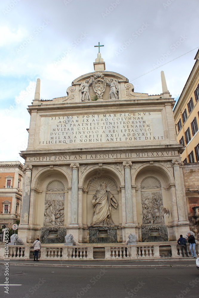 Blick auf die Fassade des berühmten Brunnen Fontana Paola in Rom (Italien)