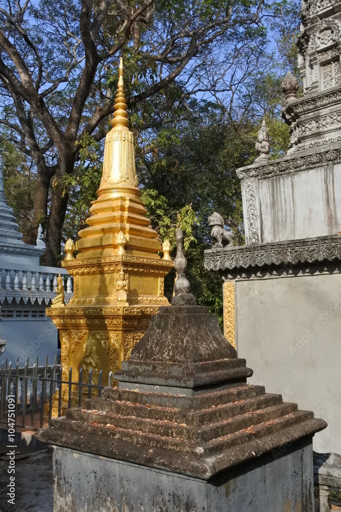 Fototapeta premium Goldene Stupa in Angkor Wat