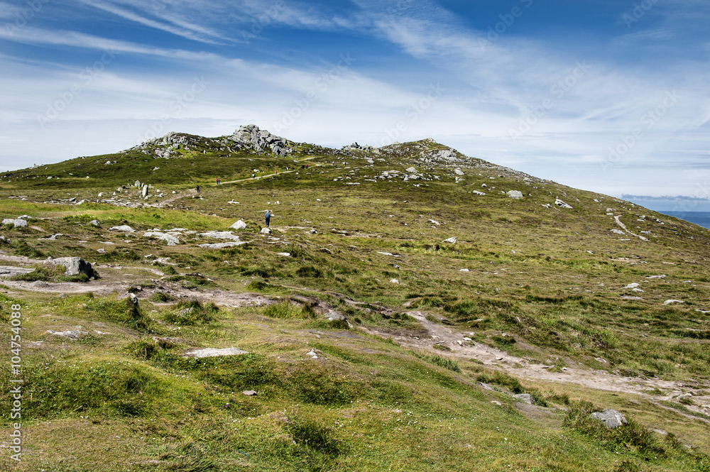 Fototapeta premium Irland, Dingle, Slea Head: Panorama Blick auf Bergspitze der berühmten irischen Touristenattraktion mit Landschaft, Hügel, Natur, Horizont und Himmel im Hintergrund