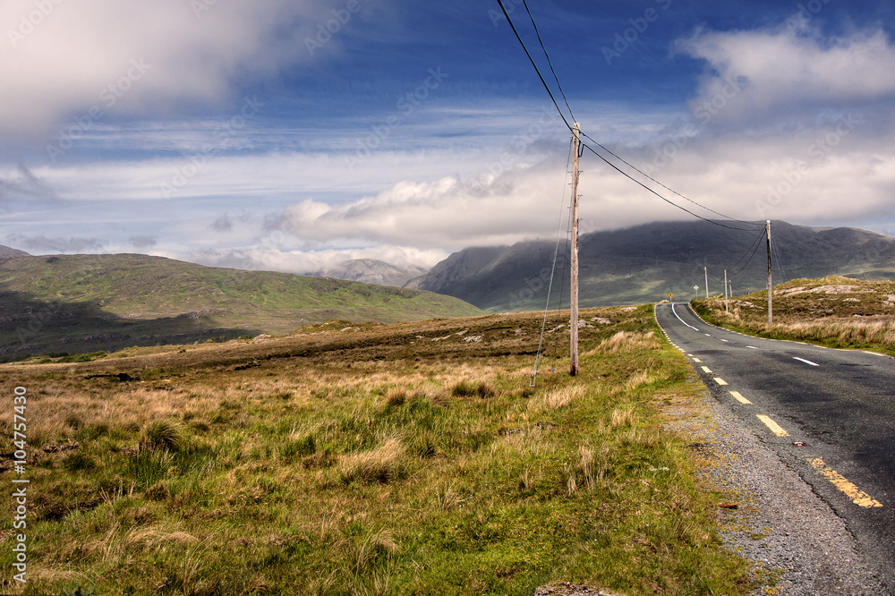 Irland: Panorama Blick über romantische irische Landschaft mit Strasse Bergen Himmel und Strommasten - Konzept Natur Wandern Trekking Urlaub Reisen Abenteuer Irland: Panorama Blick über romantische irische Landschaft mit Strasse Bergen Himmel und Strommasten - Konzept Natur Wandern Trekking Urlaub Reisen Abenteuer