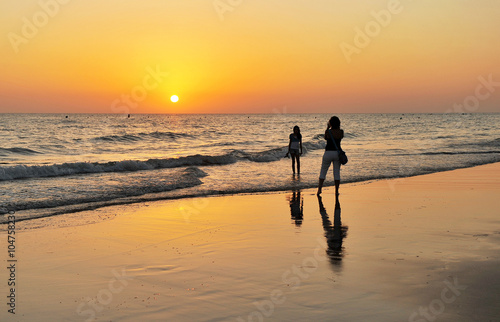 Puesta de sol en la playa de Costa Ballena, Costa de La luz de Cádiz, España photo