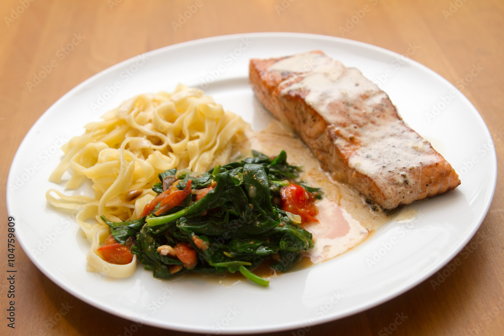 Lachsfilet mit Blattspinat Lachsfilet mit Blattspinat
