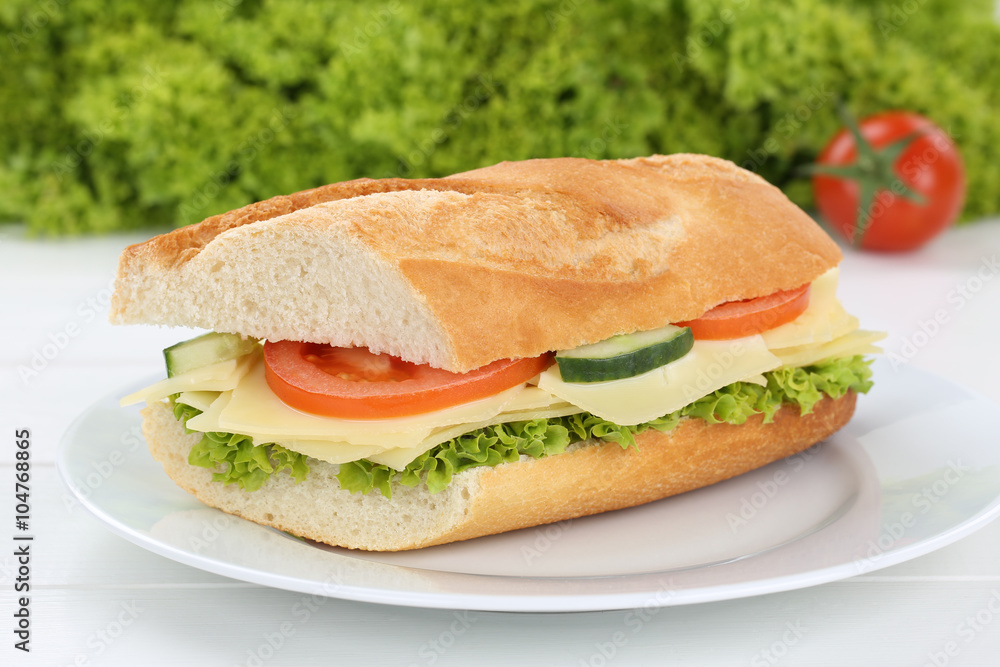 Belegtes Baguette auf Teller zum Frühstück mit Käse Belegtes Baguette auf Teller zum Frühstück mit Käse