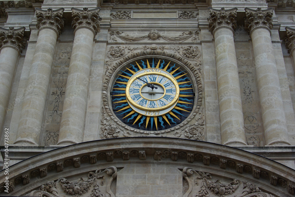 Paris, l'horloge de l'église Saint-Paul-Saint-Louis dans le Marais