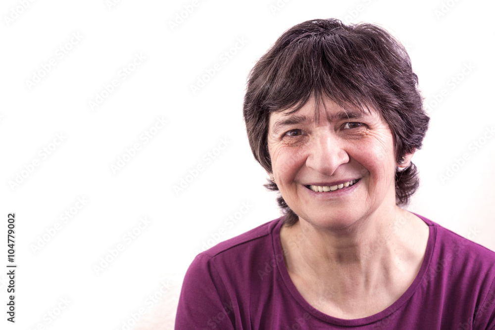 portrait femme sénior sur fond blanc portrait femme sénior sur fond blanc