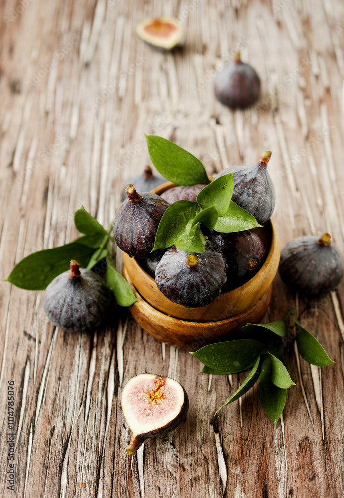 raw figs in a wooden bowl, selective focus raw figs in a wooden bowl, selective focus