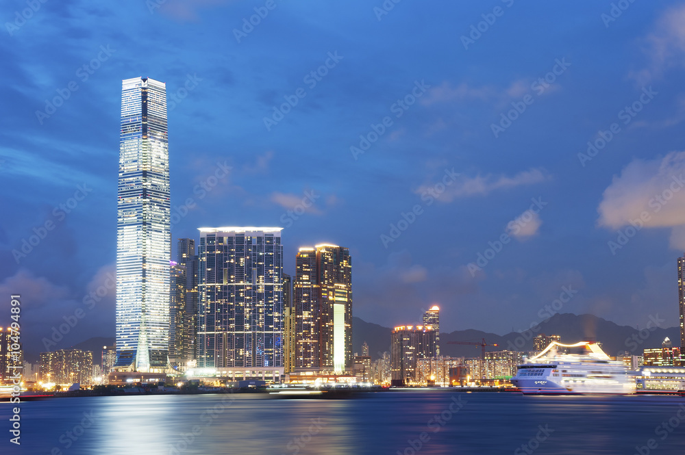 Obraz premium Victoria Harbor of Hong Kong city at dusk