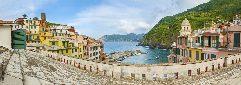 Naklejka premium Panorama view of Vernazza village, Cinque Terre, Italy