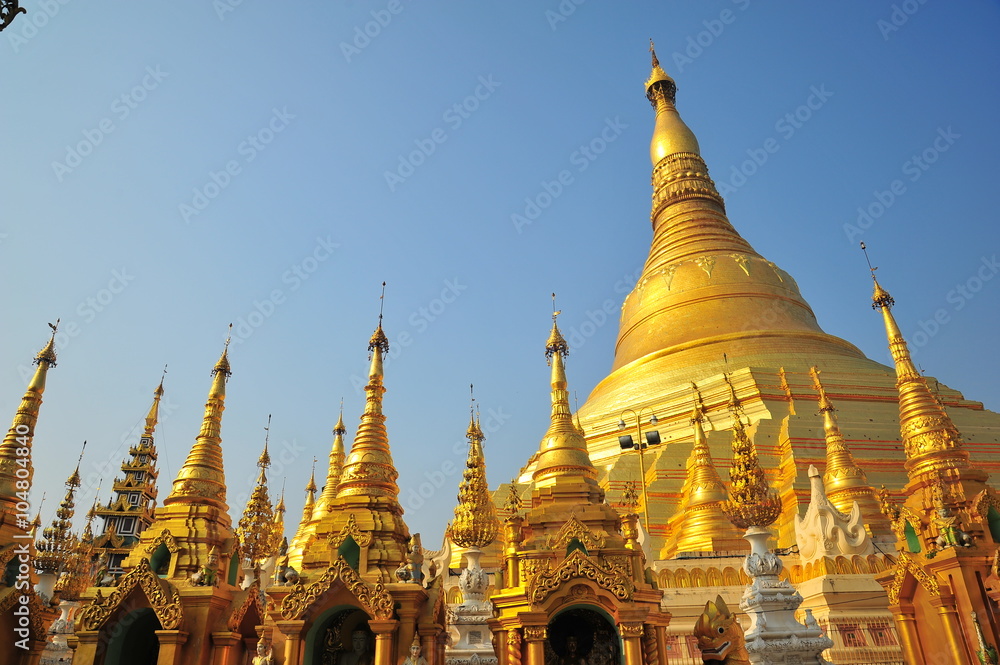 Fototapeta premium Shwedagon Pagoda in Yangon, Myanmar