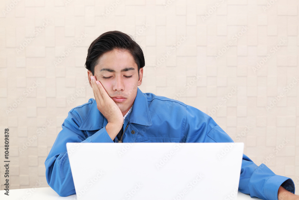 疲れた表情の作業員