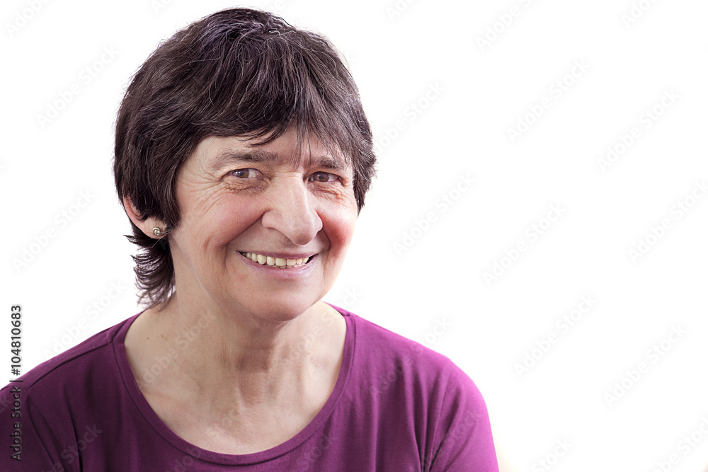 portrait femme avec sourire malicieux sur fond blanc portrait femme avec sourire malicieux sur fond blanc