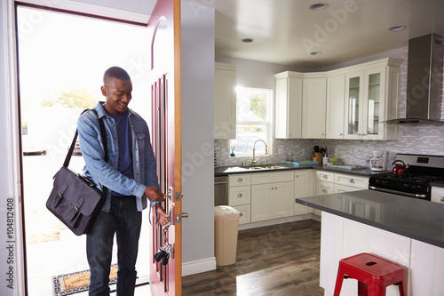 Εκτύπωση καμβά Man Coming Home From Work And Opening Door Of Apartment