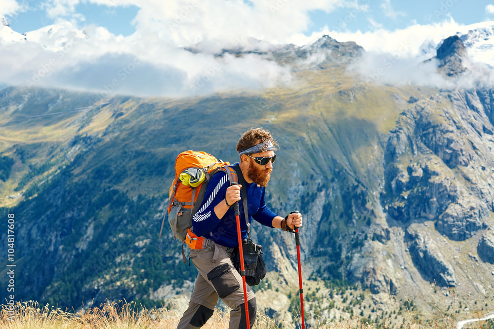 Obraz premium hiker at the top of a pass