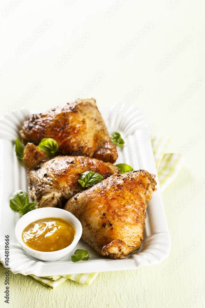 Fried chicken with mango chutney and basil Fried chicken with mango chutney and basil