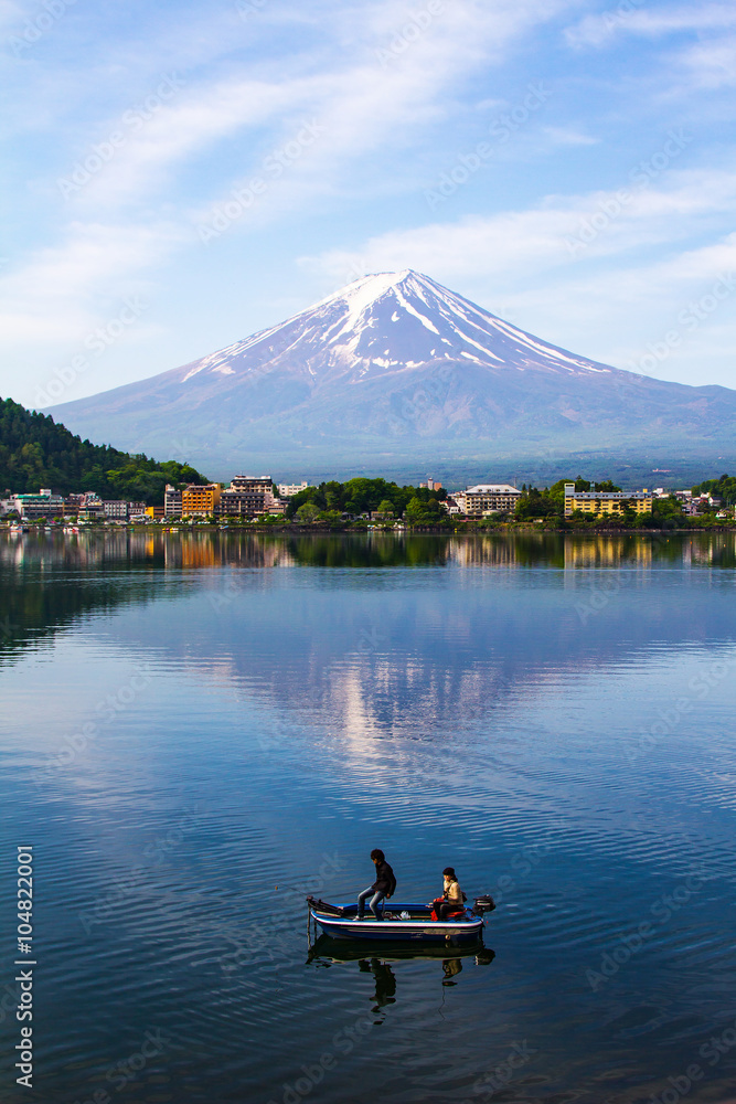 Obraz premium Kawaguchiko lake with fuji mountain background
