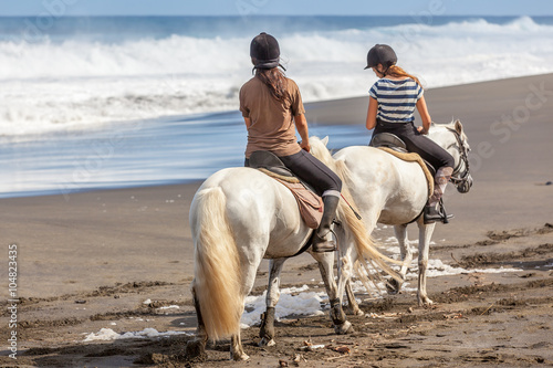 Fototapeta randonnée équestre, promenade à cheval sur plage
