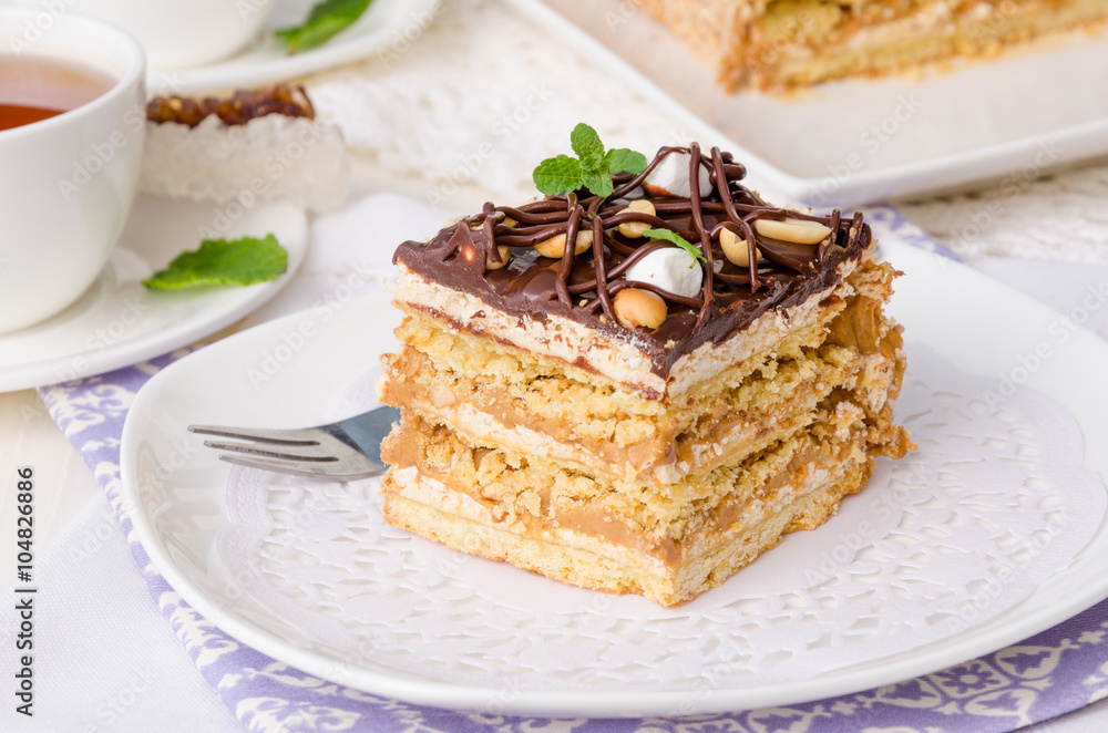 Cake with caramel cream, meringue and
peanuts Cake with caramel cream, meringue and
peanuts