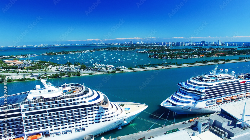 Obraz premium MIAMI - FEBRUARY 27, 2016: Cruise ships in Miami port. The city