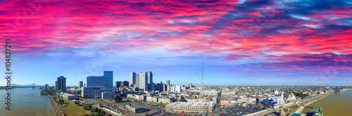 Φωτογραφία Sunset sky over New Orleans. Aerial view of city and river