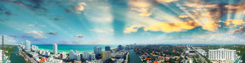 Naklejka premium Miami Beach - widok z lotu ptaka w słoneczny dzień