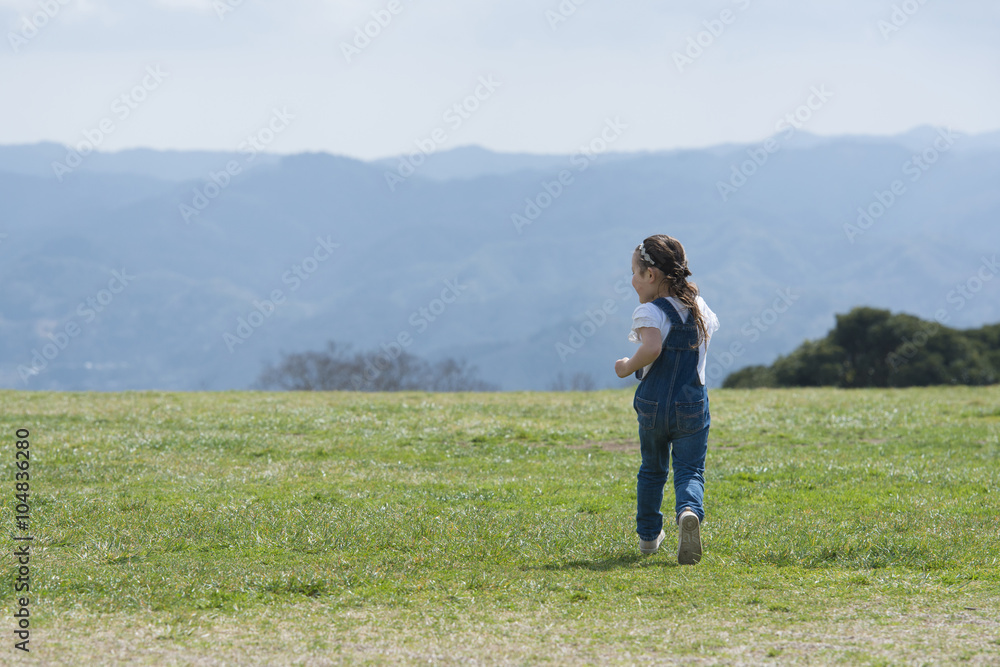 草原を走る女の子
