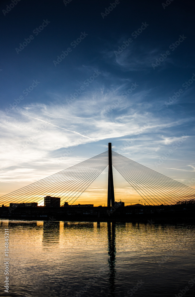 Le Pont de Wandre vu depuis le bord de la Meuse au coucher du soleil.