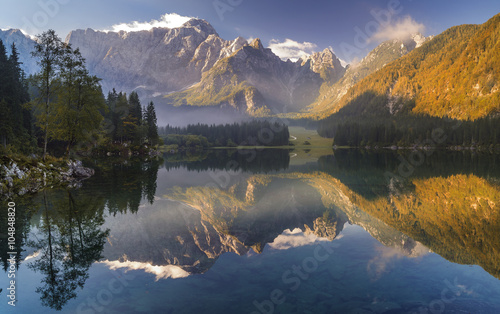 Panorama jeziora górskiego w jesiennych barwach
