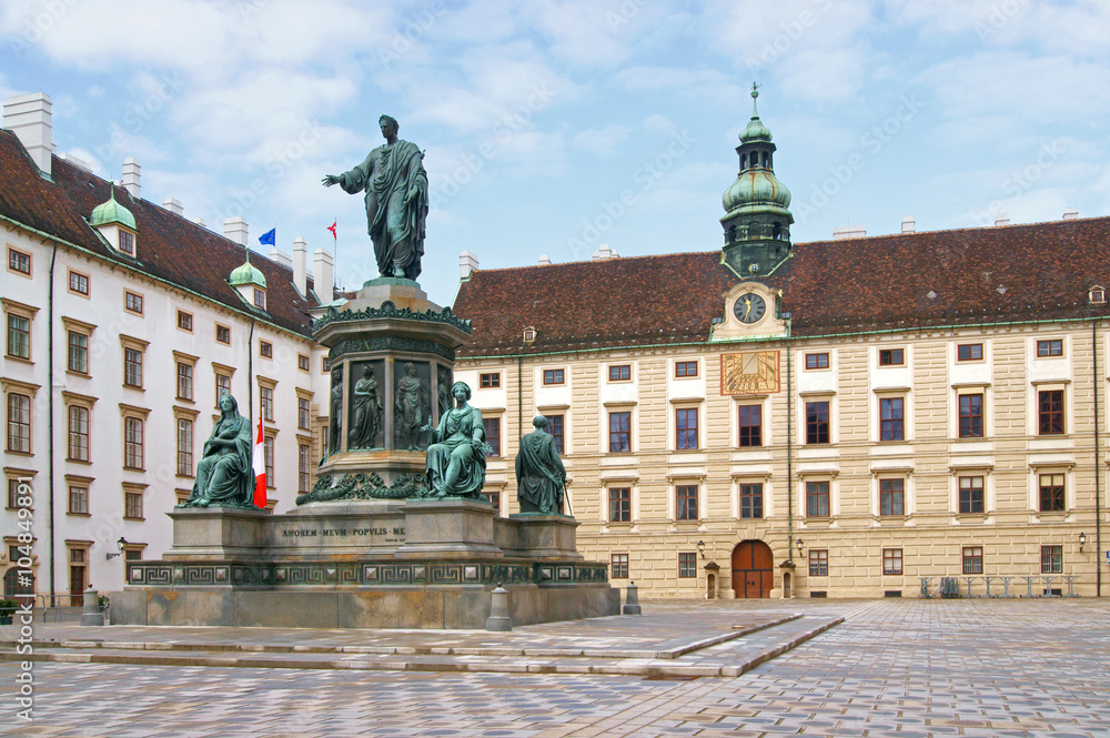 Fototapeta premium Monument To Emperor Franz I in front of Amalienburg in Hofburg Palace